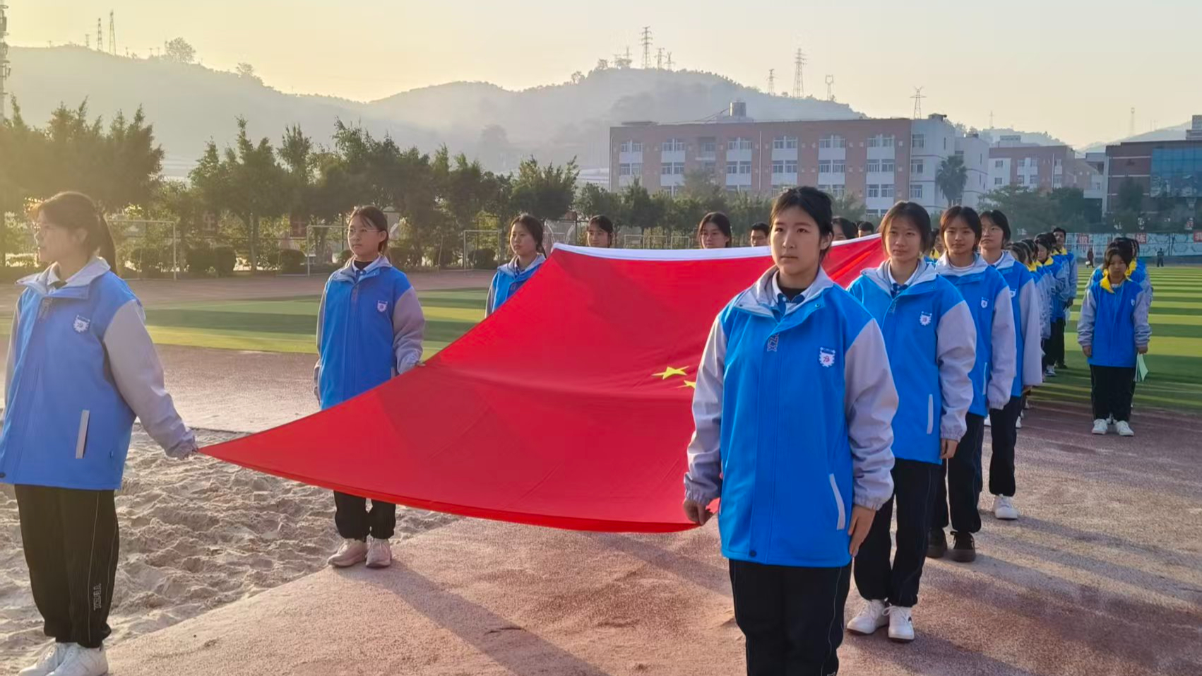 升国旗铸爱国情怀，诵经典展青春风貌——盐边县中学校...