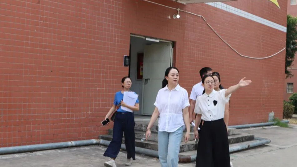 市委教育工委专职副书记李佳莅临盐边县中学校调研开学...